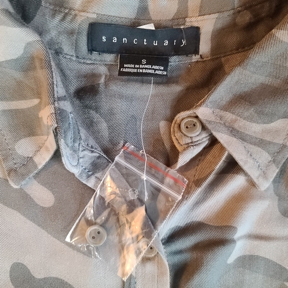 Sanctuary stylish camo dress shirt sz S NWOT - Picture 2 of 3